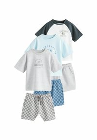 Fem stykker børnetøj: to kortærmede T-shirts i lyseblå og grå, samt tre par shorts i ensfarvet grå, blå og ternede mønstre.