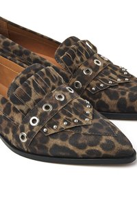 Leopardenmuster Ballerinas aus weichem Wildleder mit einer spitzen Zehenpartie, versehen mit geschichteten Fransen, silberfarbenen Ösen und Nietenverzierungen an der Vorderseite.