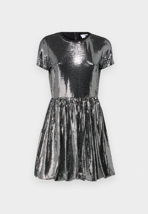 Vestido negro de manga corta cubierto de lentejuelas, con falda acampanada, escote redondo y cierre de cremallera en la parte posterior. Textura brillante y reflectante.