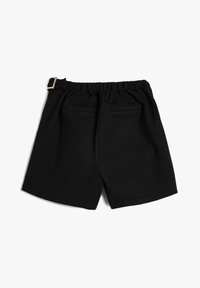 Pantalones cortos negros de corte relajado, con una amplia cintura elástica y un detalle de hebilla plateada. Dos bolsillos traseros, textura suave.