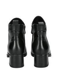 Bottines en cuir noir avec un embout arrondi, fermeture éclair sur le côté et un talon empilé. Texture lisse avec des détails de couture subtils.