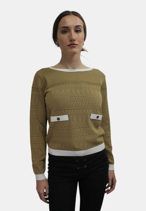 Maglione beige a maglia con un motivo strutturato, colletto e orlo bianchi, dotato di due tasche con alette bianche e bottoni neri.