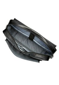 Bolso de piel negra con cierre de cremallera, que presenta una textura suave y un forro interior azul claro con un patrón de logo repetido.