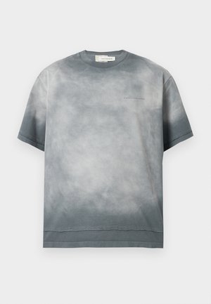 T-shirt gris tie-dye à manches courtes, col rond avec le texte subtil "PONG CHAN WANG" sur la poitrine gauche.