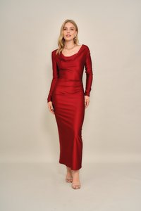 Φόρεμα από κόκκινο σατέν με μακριά μανίκια, ντεκολτέ με καπάκι και εφαρμοστή σιλουέτα. Λείο ύφασμα και μήκος μέχρι το πάτωμα με διακριτικές λεπτομέρειες draping.