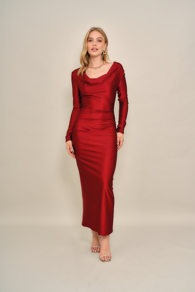Φόρεμα από κόκκινο σατέν με μακριά μανίκια, ντεκολτέ με καπάκι και εφαρμοστή σιλουέτα. Λείο ύφασμα και μήκος μέχρι το πάτωμα με διακριτικές λεπτομέρειες draping.