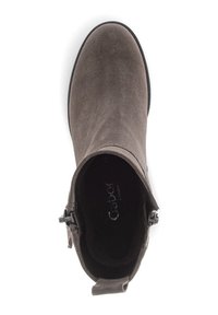 Bruine suede enkellaars met een ronde neus, subtiele stiksels en een gespdetail aan de zijkant. Zachte textuur en middenhoog ontwerp.