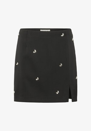 Zwarte mini-rok met kleine verspreide kristallen vlinderdecoraties en een voorkantsplit aan de rechterkant.