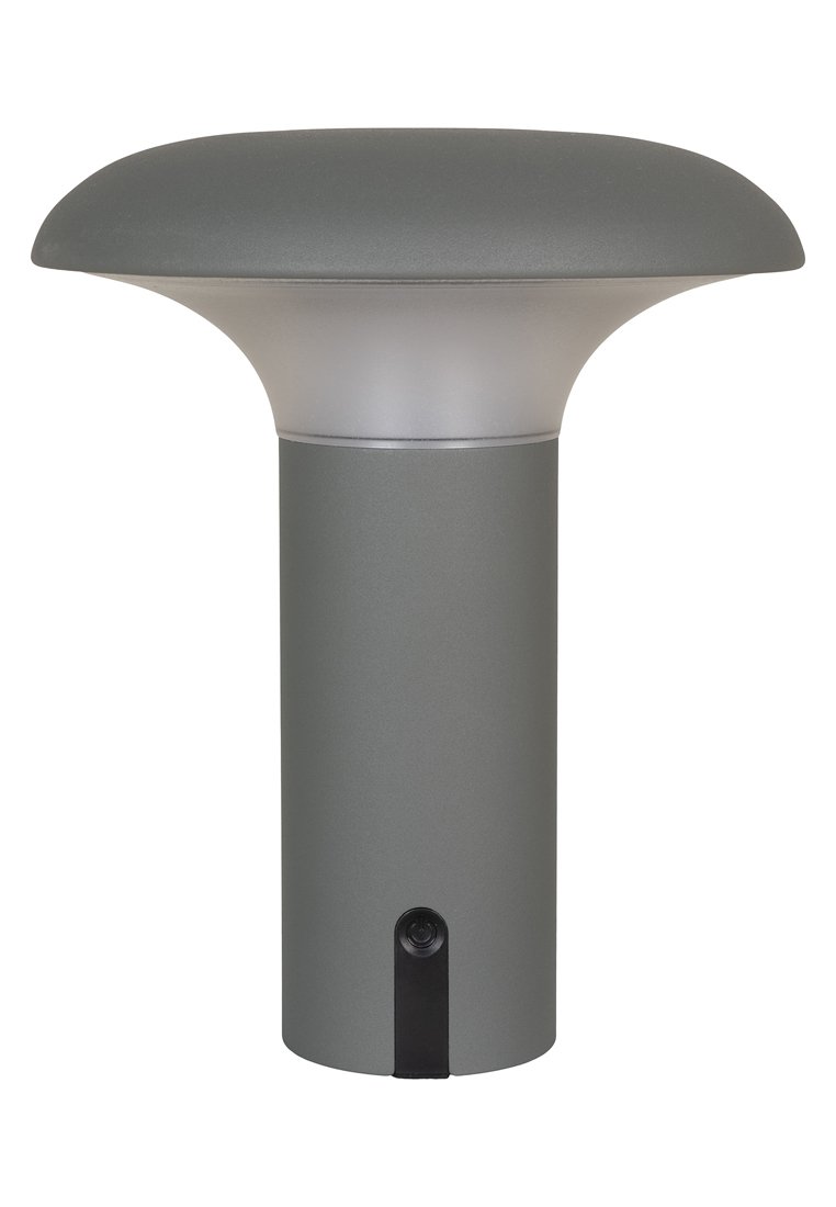 Lampa stołowa z zakrzywionym szarym kloszem z plastiku i cylindryczną szarym metalowym podstawą. Posiada czarny włącznik/wyłącznik na podstawie.