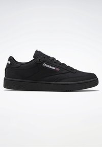 Basket basse noire Reebok avec laçage sur le devant, côtés brandés et semelle texturée, présentée en profil sur fond blanc.