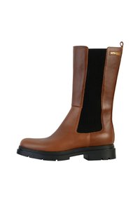 Bota de piel marrón hasta la mitad de la pantorrilla con panel lateral elástico negro, suela negra y una pequeña pestaña en la parte trasera.