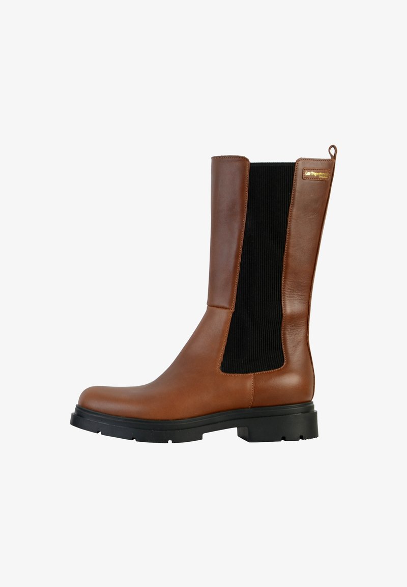 Bota de piel marrón hasta la mitad de la pantorrilla con panel lateral elástico negro, suela negra y una pequeña pestaña en la parte trasera.