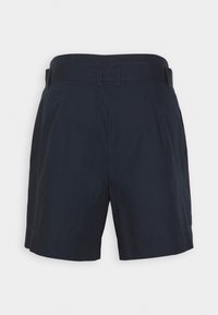 Shorts bleu marine en tissu léger, avec un devant plat, deux poches latérales et un ourlet cousu avec passants pour ceinture.