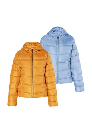 Deux doudounes à capuche, une orange devant et une bleu clair derrière, toutes deux avec des fermetures éclair à l'avant et un matelassage horizontal.