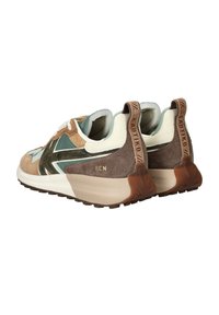 Sneakers con una toma multi-materiale in marrone, verde e crema; caratterizzati da una finitura in suede testurizzato, logo prominente e una suola spessa.