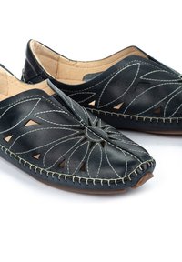 Chaussures noires en cuir à enfiler avec un design floral découpé, des coutures contrastées et un bout arrondi. Texture lisse avec une semelle souple et flexible.