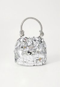 Ezüst flitteres kézitáska lekerekített formával, texturált felülettel és fonott fogantyúval. Az elején logó tábla található.