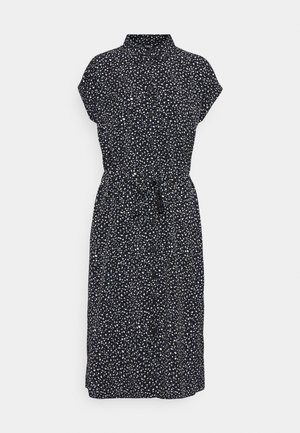 Marineblaues Kleid mit kurzen Ärmeln, durchgehender Knopfleiste und Gürtel in der Taille. Hat ein Muster aus weißen und blauen Sprenkeln. Aus leichtem Stoff gefertigt.