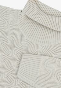 Helles beige Strickpullover mit hohem Rippkragen und strukturiertem Wellenmuster mit glatten Akzenten. Weicher Stoff, gemütliches Design.