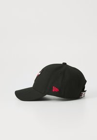 Cappellino da baseball nero con visiera curva, dotato di logo rosso ricamato sulla parte anteriore e cinturino regolabile sul retro.