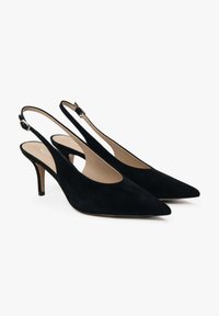 Zwarte suède slingback hakken met een spitse neus, slanke hak, verstelbare band en een soepele binnenvoering. Geen zichtbare patronen of accenten.