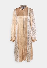 Skjortklänning i satinmaterial med en lapptäckseffekt av guld- och bruna mönster, lång ärm och klassisk krage.