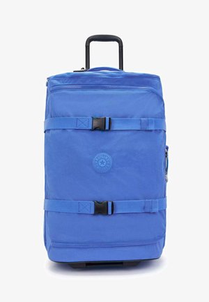 Zaino con ruote blu realizzato in tessuto resistente. Presenta due cinghie con fibbie, una maniglia superiore e un logo rotondo sulla parte anteriore.