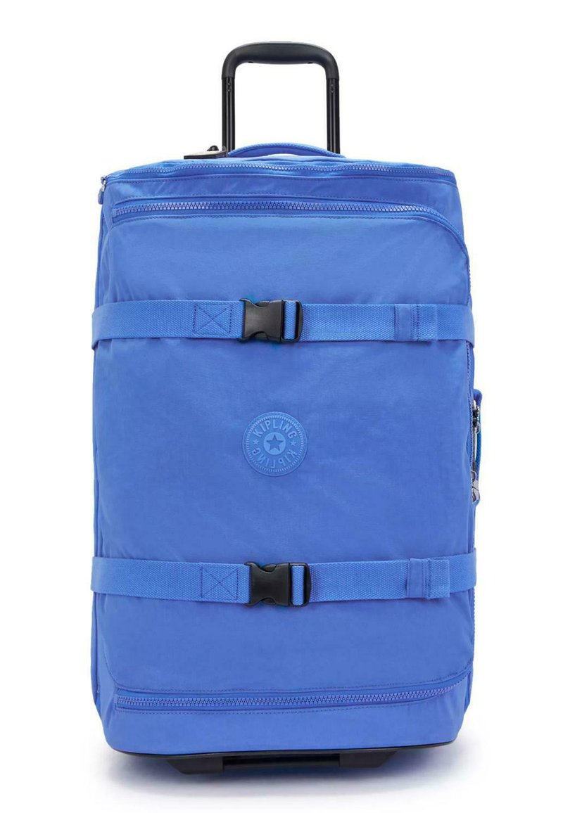Zaino con ruote blu realizzato in tessuto resistente. Presenta due cinghie con fibbie, una maniglia superiore e un logo rotondo sulla parte anteriore.