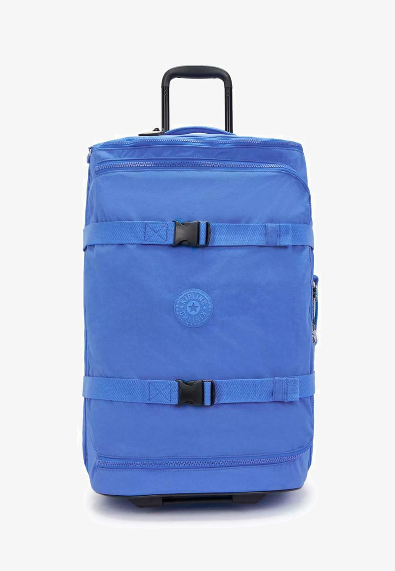 Modrý batoh na kolečkách vyrobený z odolné tkaniny. Má dvě popruhy s přezkami, horní rukojeť a kulaté logo na přední straně.