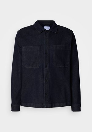 Donker denim overhemd met een kraag, lange mouwen, twee borstzakken en knoopsluiting aan de voorkant. Voorzien van een stevige, gestructureerde stof.