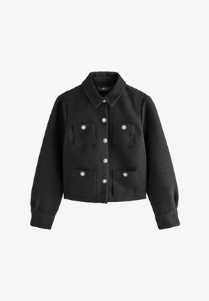 Czarna krótka kurtka z teksturowanej tkaniny, z kołnierzykiem, z zamkiem na srebrne guziki oraz dwiema przednimi kieszeniami na łatki.