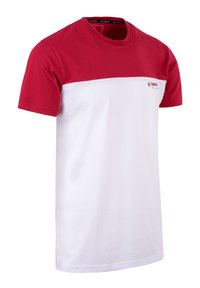 Rotes und weißes Baumwoll-T-Shirt mit kurzen Ärmeln, rundem Halsausschnitt und einem horizontalen Farbblockdesign mit einem Logo auf der Brust.