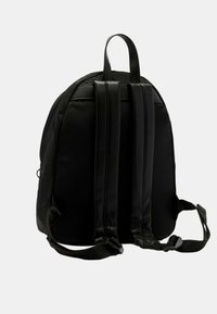 Zaino nero con una forma arrotondata, realizzato in tessuto imbottito, dotato di due spallacci regolabili e di una maniglia superiore per il trasporto.