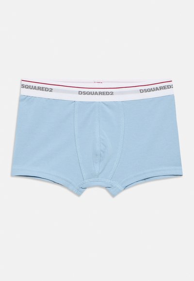 Ανοιχτό γαλάζιο ανδρικό εσώρουχο boxer με λευκή ελαστική μέση που φέρει γκρι λογότυπο DSQUARED2 και λεπτή κόκκινη ρίγα επάνω.