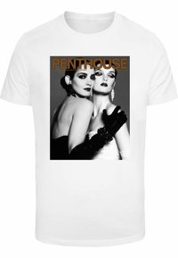 Hvid t-shirt med et sort-hvidt grafisk print af to figurer, der begge bærer elegant tøj, med fed "PENTHOUSE" tekst ovenfor.