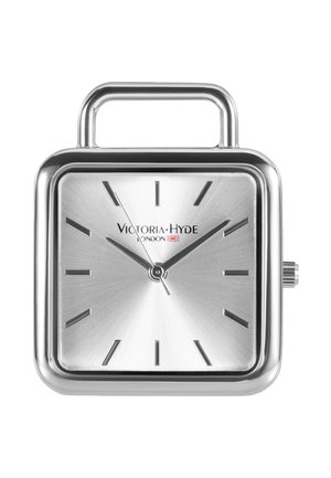 Quadratisches silbernes analoges Uhrenzifferblatt mit minimalistischen Stundenmarkierungen, schwarzen Zeigern und dem "Victoria Hyde London" Logo mit einer kleinen britischen Flagge.