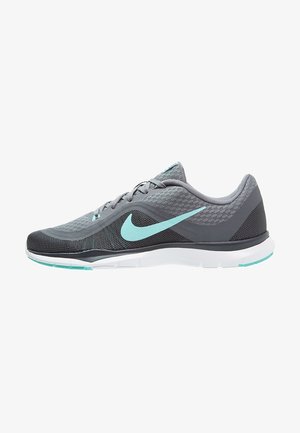 Chaussure de course Nike respirante grise et noire avec logo swoosh bleu clair et semelle blanche, présentée en profil sur fond blanc.