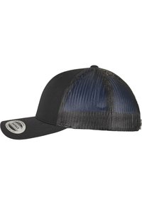 Căciulă snapback neagră cu față solidă și spate din plasă. Dispune de o vizieră plată și un etichetă circulară cu logo pe lateral. Design texturat și structurat.