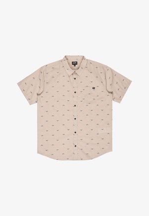 Camicia beige a maniche corte con bottoni e piccoli motivi di gabbiani neri, con una tasca sul petto sul lato sinistro.