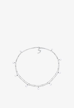 Strieborný reťazový náhrdelník so spravenými dvoma vrstvami, ktorý obsahuje malé kruhové prívesky rovnomerne rozmiestnené pozdĺž každej reťaze.