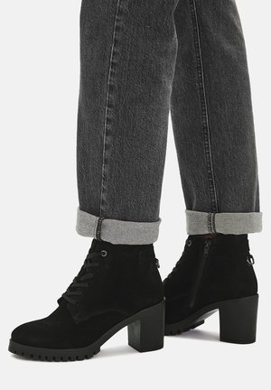 Gležnjarji z vezalkami - black