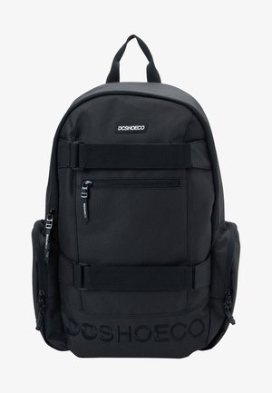Czarny plecak z materiału z zamykanymi kieszeniami, regulowanymi szelkami, bocznymi kieszeniami oraz wytłoczonym logo DC Shoe Co z przodu.
