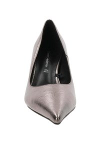 Zapato de tacón alto en taupe metálico con puntera afilada y acabado de cuero texturizado, que presenta un lado abierto y un diseño minimalista.
