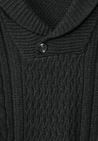 Suéter negro de punto con un cuello chal texturizado y acanalado, y un patrón de trenzado central, asegurado con un solo botón negro.