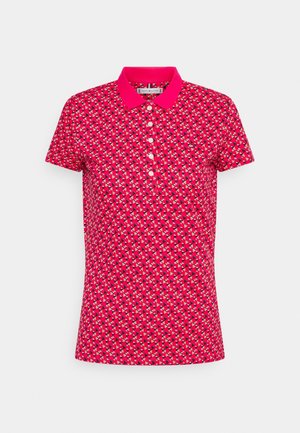 Poloshirt in kräftigem Pink mit einem geometrischen Muster aus Dreiecken in Rot, Weiß und Schwarz. Verfügt über einen pinken Kragen und eine fünfstufige Knopfleiste.