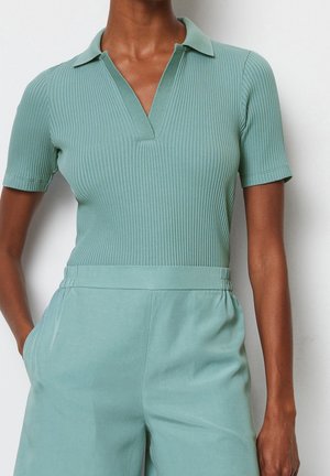 Jasnozielony prążkowany top polo z kołnierzykiem, krótkimi rękawami, w zestawie z pasującymi szerokimi spodniami o gładkiej teksturze.