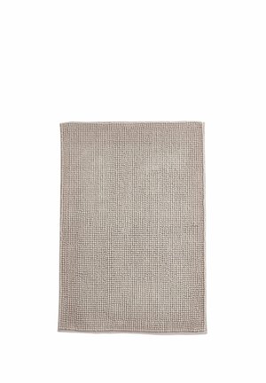 Rechteckiger beiger Badteppich mit einer strukturierten Oberfläche aus kleinen, dicht gepackten erhabenen Schlaufen, auf weißem Hintergrund platziert.