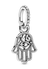 Strieborný prsteň v tvare ruky s prepracovaným vyrezávaným dizajnom, ktorý obsahuje centrálny motív oka a korálkovú výzdobu pozdĺž okrajov.