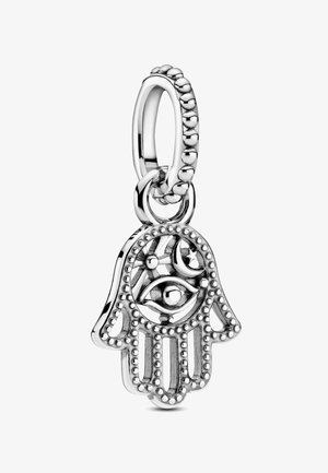 Ciondolo a forma di mano in argento con un intricato design a intaglio, caratterizzato da un motivo centrale a occhio e dettagli in perline lungo i bordi.
