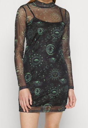 Robe longue noire transparente à manches longues avec jupon intérieur, imprimée de motifs célestes verts comprenant des soleils, des lunes, des étoiles et des yeux.